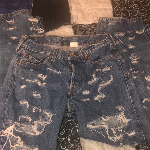 Levi’s 501 Distressed Jean - Picture 1 of 3